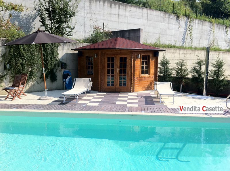 Casetta in legno per giardino con piscina